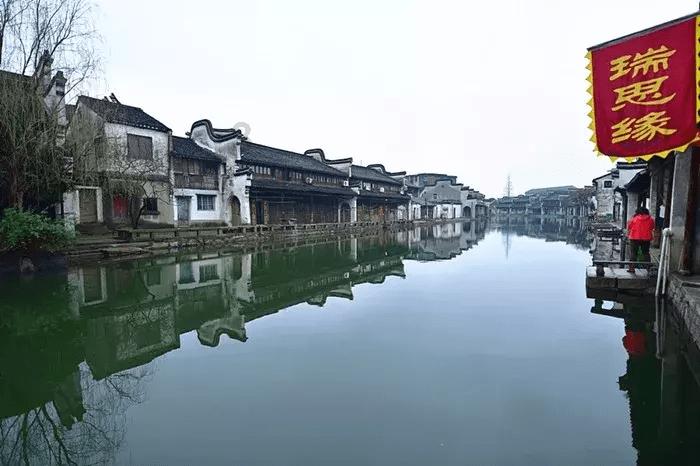 沈阳站站立“萌”神，超大雪人迎旅客